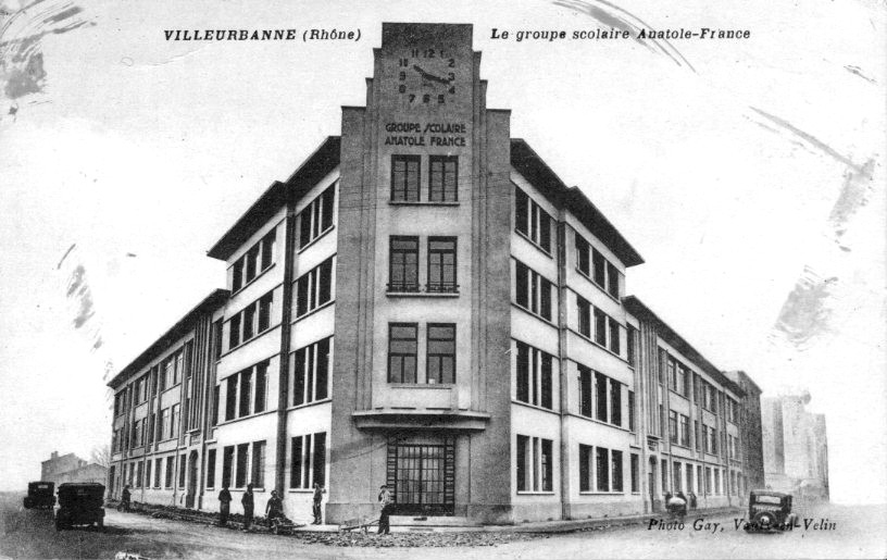 Le groupe scolaire Anatole-France, Gay, sd. Carte postale d'aprs photographie. Archives municipales de Villeurbanne / Le Rize, 2 Fi 255.