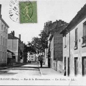 Rue de la Reconnaissance, Les coles,  L. L., sd. Carte postale d'aprs photographie. Archives municipales de Villeurbanne / Le Rize, 2 Fi 68.