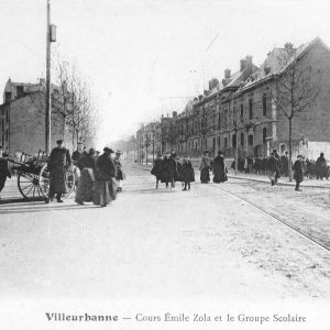 Cours mile Zola et le groupe scolaire, Brun diteur, 1908. Carte postale d'aprs photographie. Archives municipales de Villeurbanne / Le Rize, 2 Fi 76. 