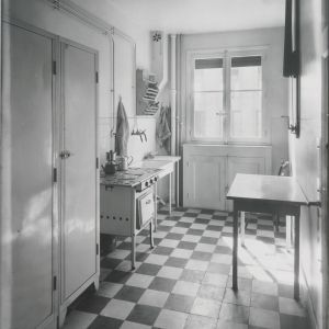 Gratte-Ciel : cuisine dans un appartement, Sylvestre [Auteur]. Photographie. Archives municipales de Villeurbanne / Le Rize, 4Fi379.