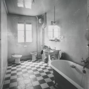 Gratte-Ciel : salle de bain dans un appartement, Sylvestre [Auteur]. Photographie. Archives municipales de Villeurbanne / Le Rize, 4Fi380.