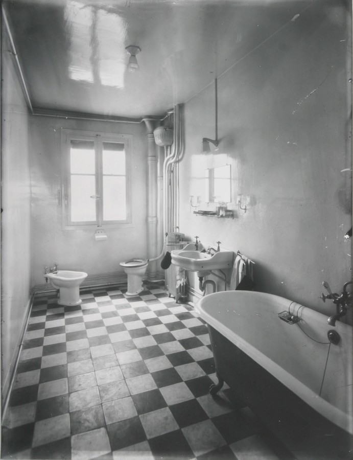Gratte-Ciel : salle de bain dans un appartement, Sylvestre [Auteur]. Photographie. Archives municipales de Villeurbanne / Le Rize, 4Fi380.
