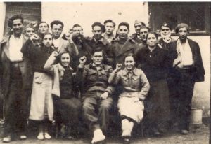 J.-M. Prudent, blessé, au milieu de ses compagnons des Brigades internationales en Espagne en janvier 1937 (AMV don De Filippis)
