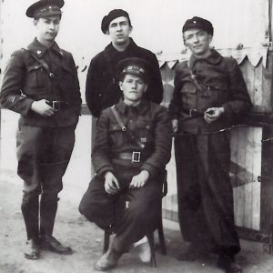 Prudent (assis) et ses camarades des Brigades Internationales (don L. de Filippis, AMV)