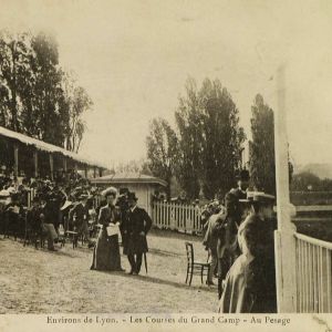 L'hippodrome du Grand Camp : le pesage carte postale 1904 (2Fi92)