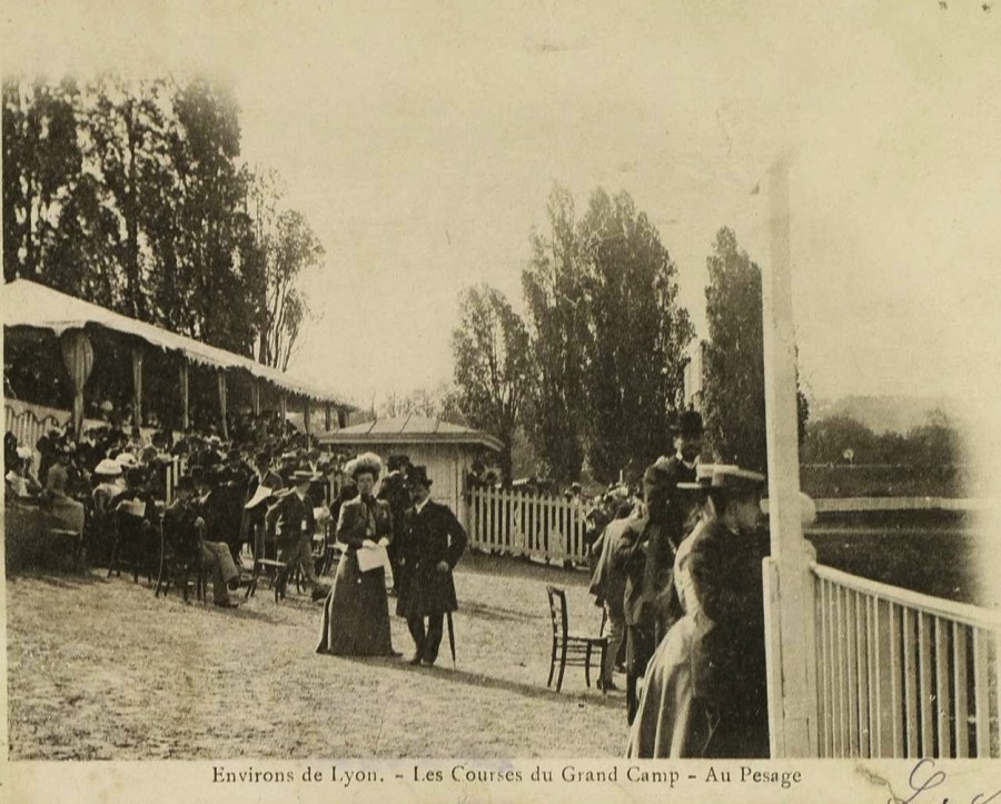 L'hippodrome du Grand Camp : le pesage carte postale 1904 (2Fi92)