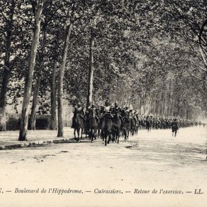 Cuirassiers de retour de l'exercice au Grand Camp en 1912, carte postale, AMV - Le Rize, 2Fi430.