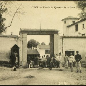 Entre du quartier de la Doua, carte postale, ph. Puthet (2Fi100)