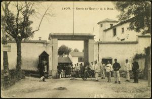 Entre du quartier de la Doua, carte postale, ph. Puthet (2Fi100)