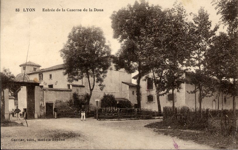 Entre de la caserne : carte postale,1916 (2Fi265)
