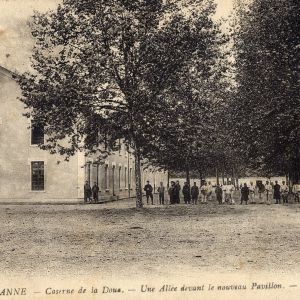 Une alle devant le nouveau pavillon, carte postale crite en juin 1917, Editeur Lvy et Fils (2Fi395)