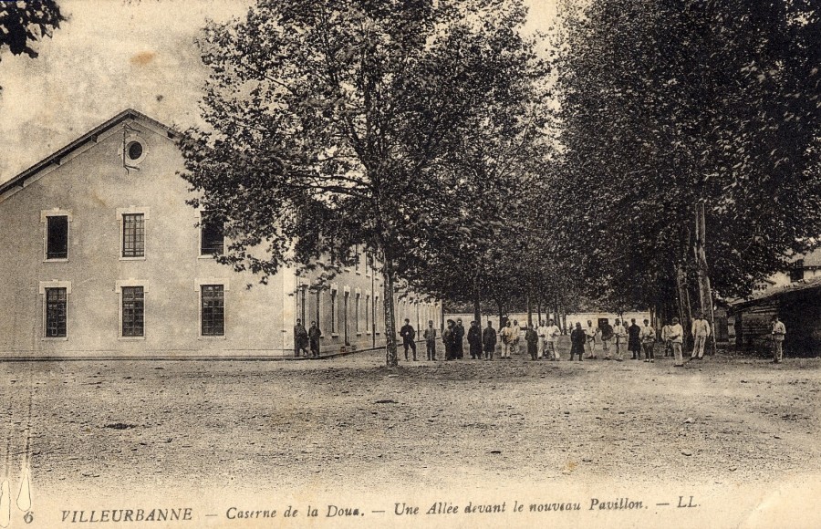 Une alle devant le nouveau pavillon, carte postale crite en juin 1917, Editeur Lvy et Fils (2Fi395)