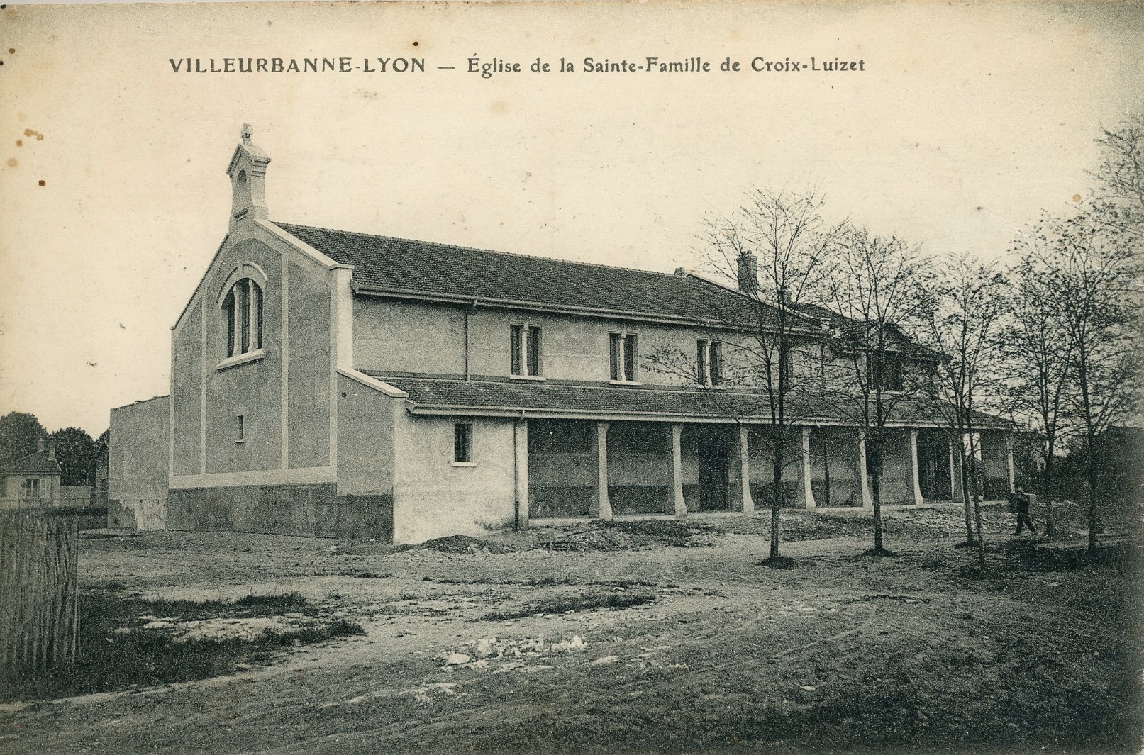 Le bâtiment primitif de la Sainte-Famille avant 1926 (2Fi561, AMV)