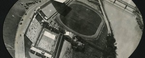 Vue arienne du stade municipal le long du canal de Jonage (juillet 1933) (4Fi157)