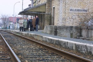 Quelques survivants rescapés, en 2003, sur le quai de la Gare de Villeurbanne, photo Michallet