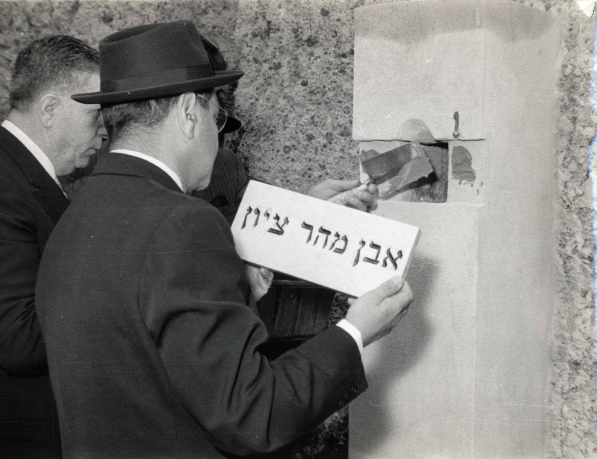 Pose de la première pierre de la synagogue (21 avril 1963) : le président de la communauté de Villeurbanne Maurice KELLER enferme le manuscrit scellé dans la première pierre venue de Sion (photo don Klein)