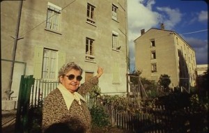 Une habitante de la résidence C. Koechlin en octobre 1986, photo publiée dans Villeurbanne Aujourd'hui, décembre 1986, ph. OVIDE