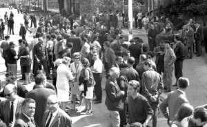 Grève d'ouvriers pendant mmai 68 à l'usine Delle. Archives municipales de Villeurbanne / Le Rize, 19 Fi 562.