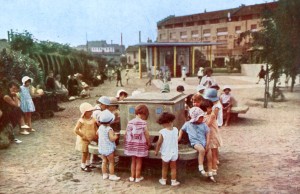 Jardin des Tout-petits, les enfants autour des bacs à sable, 1930 (AMV 4R22)