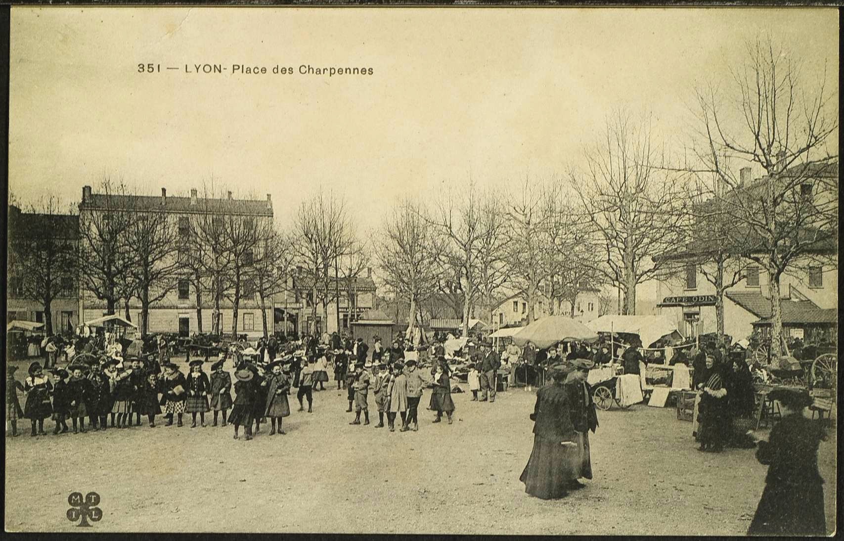 351 Lyon-Place des Charpennes : vue du marché au début du XXème siècle (AMV - 2Fi79).