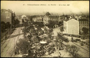 Carte postale début du XXe siècle, le marché de la place de la mairie - 2Fi 42- AMV