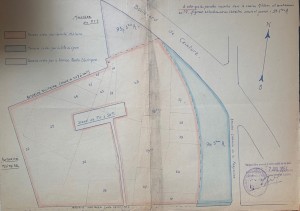 Répartition des terrains militaire de la Doua entre la Ville de Lyon (bleu clair), le Service des PTT (bleu foncé), et l’autorité militaire (rouge). Source : Cimetière militaire de la Doua, NNRA3, 1954.