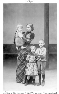 Jeanne Desparmet-Ruello et ses trois enfants (mention manuscrite de Jeanne Desparmet-Ruello). Crédit photographique : droits réservés Raymond Desparmet. ©