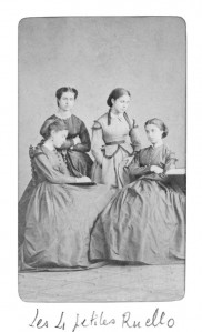 sous la photo : Les petites RuelLes petites Ruello (mention manuscrite de Jeanne Desparmet-Ruello). Assise à gauche : Jeanne / assise à droite : Marie / debout à gauche : Julie / debout à droite : Louise, assise à gauche : Jeanne / assise à droite : Marie