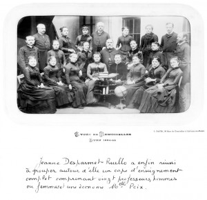 Jeanne Desparmet-Ruello, 4e en partant de la gauche, entourée des professeurs du lycée en 1884. Crédit photographique : droits réservés Raymond Desparmet ©.