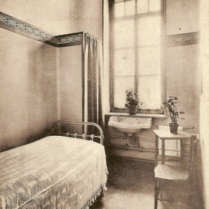 Photographie d’une chambre de pensionnaire. Fonds privé Collection de Lydia Pena.