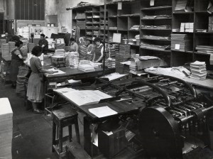 Ouvrières travaillant à l'Association des Typographes Lyonnais (ATL). Archives municipales de Villeurbanne / Le Rize, 19 Fi 60.