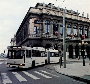 Trolleybus articulé TCO  devant l'Opéra de Lyon  (modèle Bimode PER180) (photo TCO 1982)