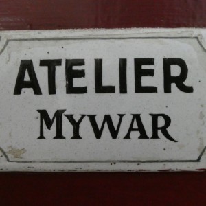 Plaque encore présente sur la porte de l'ancien atelier de maroquinerie (avant 1950).