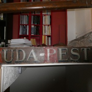 Inscription "Buda-Pesth" dans l'ancien atelier de cordonnerie