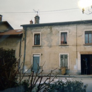 Vue de la façade de la maison en 2002.