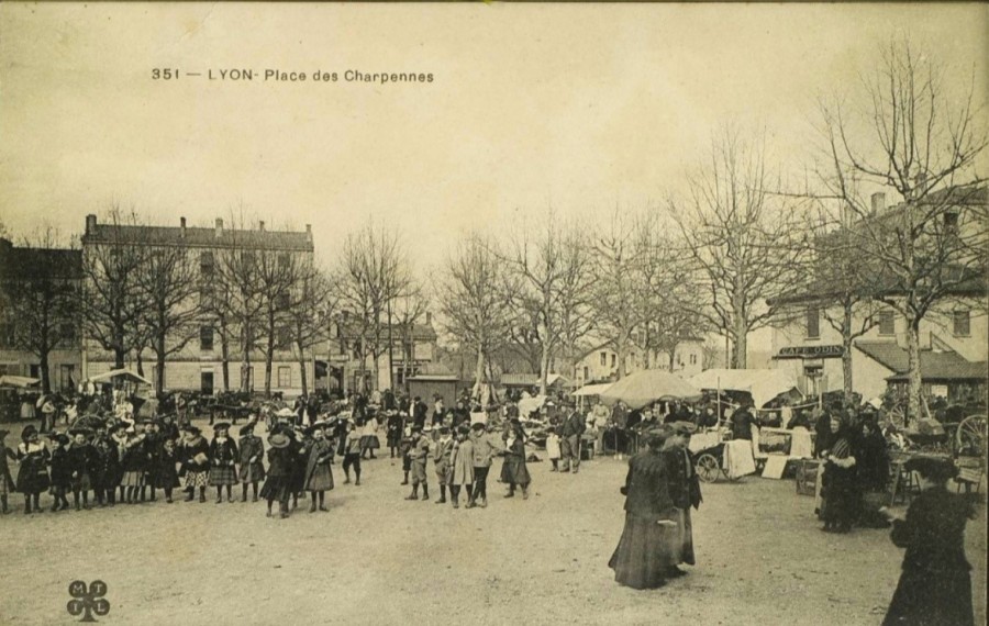Carte postale, marché des Charpennes début XXe siècle - 2Fi 79 - AMV