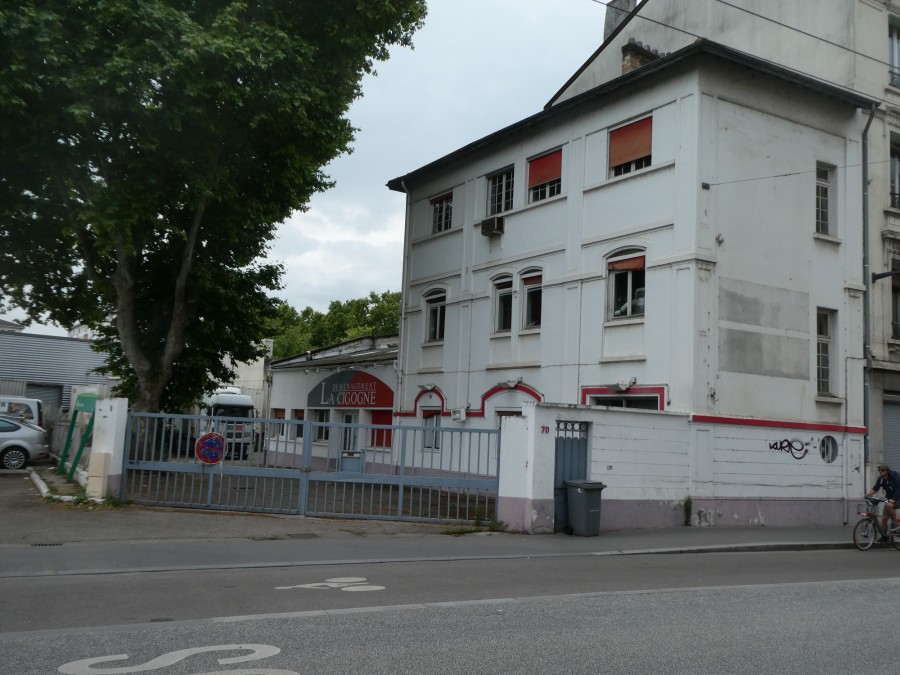 Vue de l'ancien foyer des ouvrières de l'usine Brochier, actuel siège de l'entreprise "Déménagement la Cigogne".