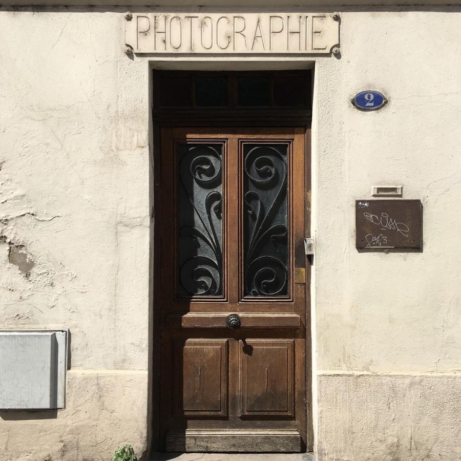 Inscription "photographie" au-dessus de la porte du 2 rue Burais