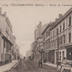 Route de Crémieu (actuelle rue Léon Blum) près de la rue Burais, début XXe siècle. Carte postale, collection personnelle