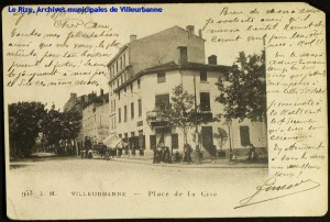 Villeurbanne, place de la Cité. Carte postale écrite au recto datée du 18 novembre 1904. [cote 2Fi117]