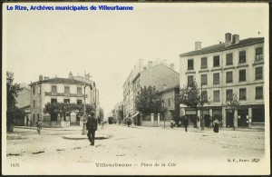 Villeurbanne, place de la Cité. Carte postale, éd B. F. Paris. [cote 2Fi119]