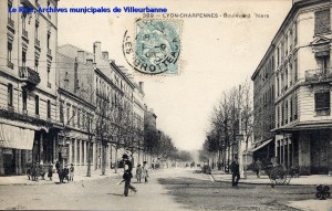 Vue en perspective de l'avenue Thiers sur Lyon, aujourd'hui en partie Dutrievoz et Rossellini sur Villeurbanne. Carte postale, Ed. Villeurbannaise. [cote 2Fi427]