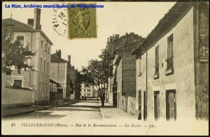 Rue de la Reconnaissance (actuelle rue Antonin-Perrin), façade de l'école. Carte postale, datée par tampon de la poste de 1912, éd. L. L. [cote 2Fi68]