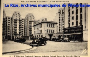 L'hôtel des Postes et l'avenue Aristide Briand, face à la nouvelle mairie. Carte postale, éd. J.Cellard, Yo [ Auteur ]. [cote 2Fi413]