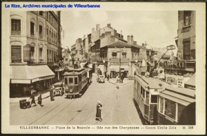 Vue très animée de la place de la Bascule (actuelle place Charles-Hernu), avec circulation de tramways. Carte postale, éditions Moussy. [cote 2Fi88]