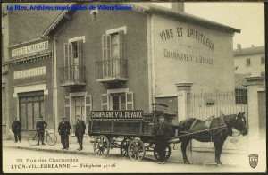 33 rue des Charmettes, vue de la maison "Vins et Spiritueux Champagne Vve A. Devaux" avec son attelage et son cocher garé devant. Carte postale, éd. S. Farges. [cote 2Fi222]