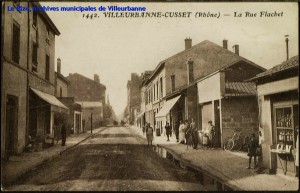 Rue Flachet, vue en perspective de la rue avec ses riverains sur le pas des portes. Carte postale, éd. X.Goutagny. [cote 2Fi67]