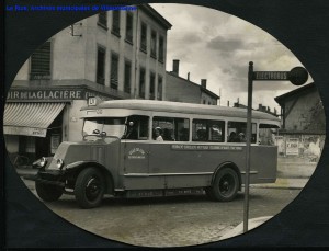 Électrobus de la ligne Lyon-Villeurbanne à l'angle des rues Flachet et du 4 août. [cote 4Fi97]