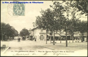 Place des Maisons Neuves et allée du Sacré-Coeur (actuelle rue Frédéric-Mistral). Carte postale en double exemplaire, datées par tampon de la poste de 1906 et 1908, é. S.Farges. [cote 2Fi102]