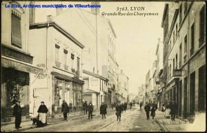 Grande Rue des Charpennes (actuelle rue Gabriel Péri). Carte postale, datée par tampon de la poste du 21 juin 1912, éd. S. Farges. [cote 2Fi83]